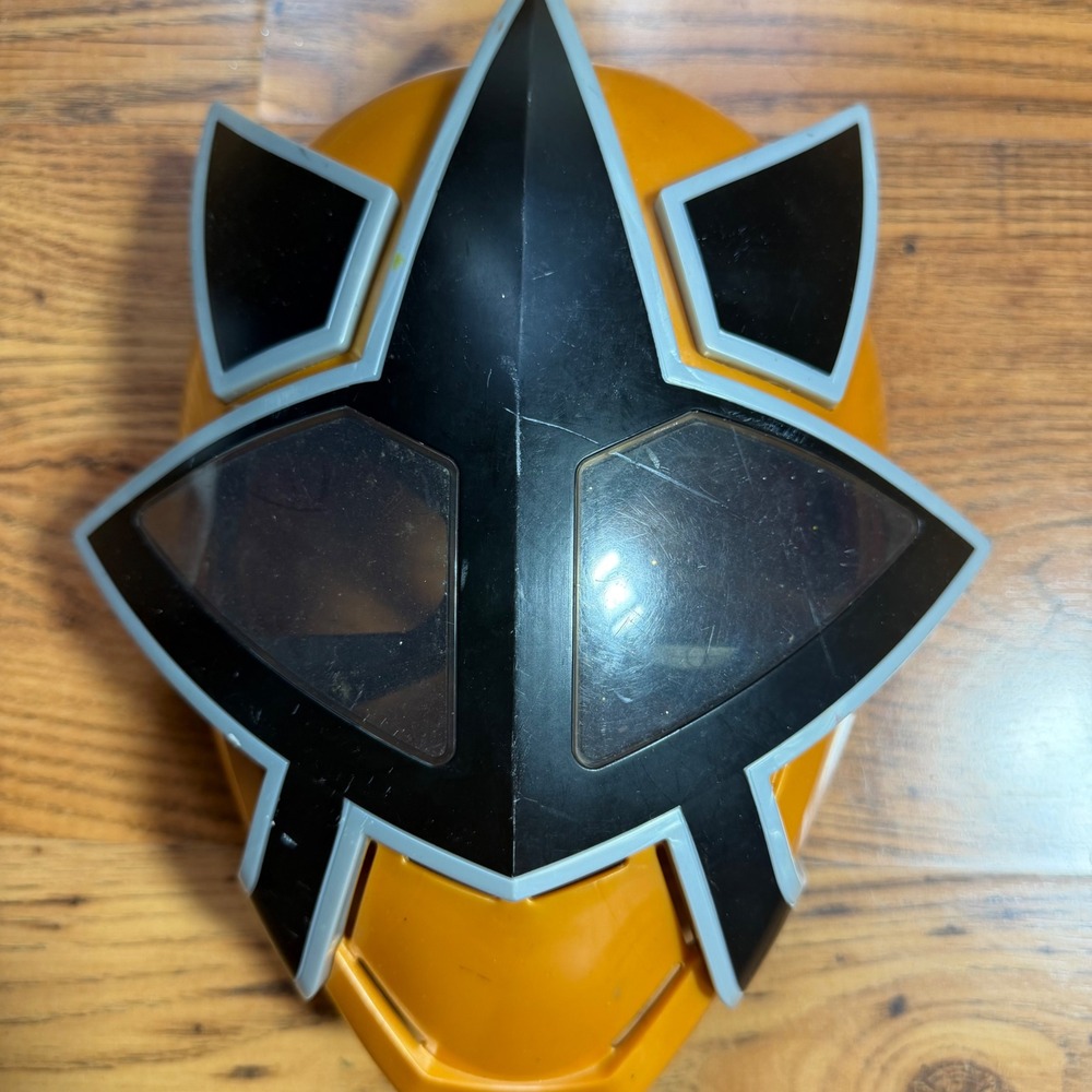 Bandai 2011 Power Rangers Samurai Gold Ranger Mask Roleplay Toy Accessory